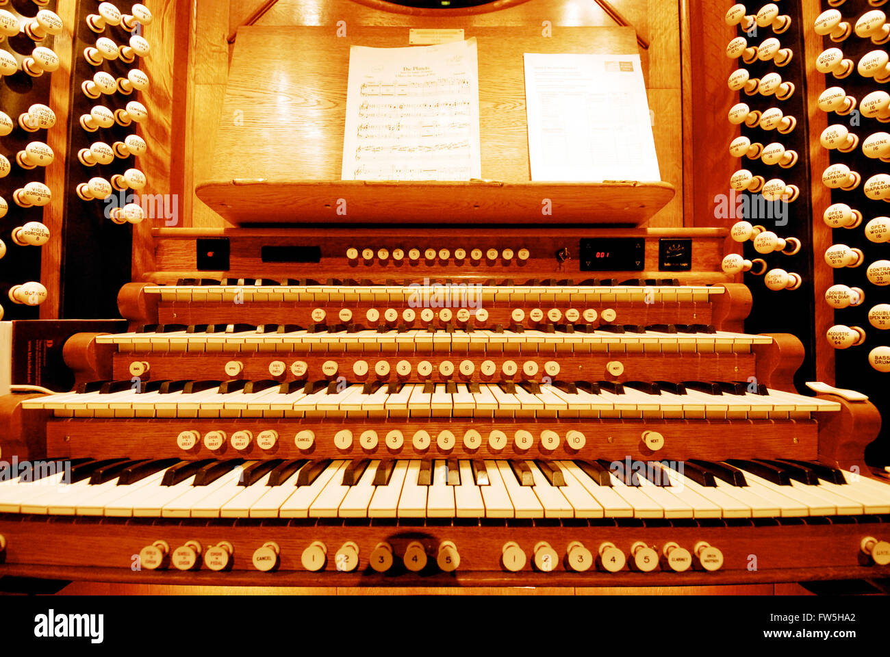 Console di organo in Royal Albert Hall, con 4 manuali e pedaliera con coro, si gonfiano e pedali da solista. più grande del mondo di organo Foto Stock