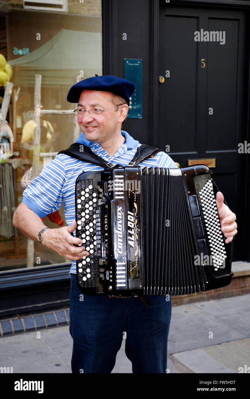 Street busker pulsante riproduzione accordeon in Marylebone Fayre (estate food street festival), Londra. Foto Stock