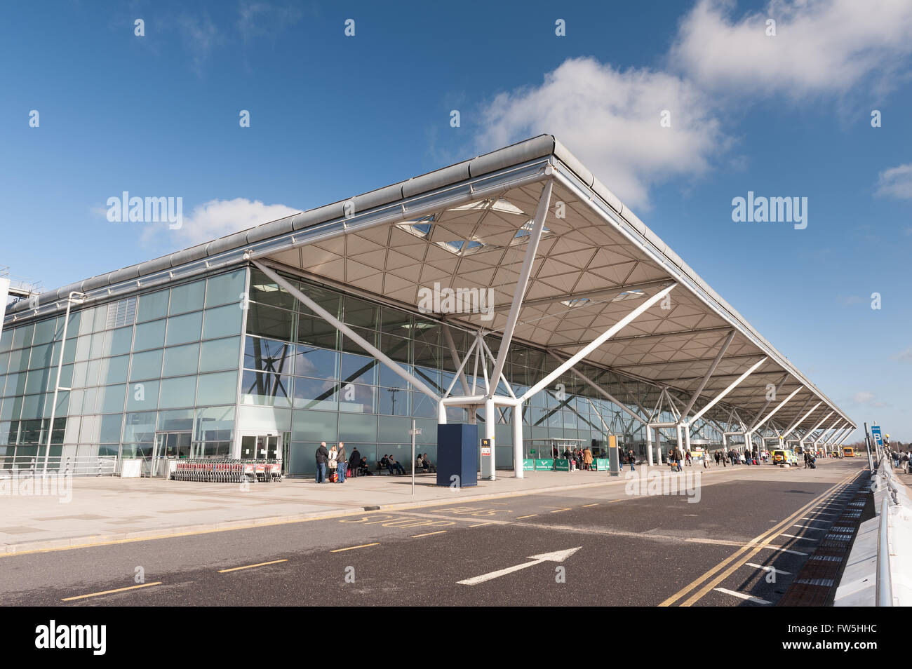 Aeroporto Partenze Arrivi Voli Internazionali Stansted Airport drop off ingresso uscita design interessante Norman Foster Foto Stock