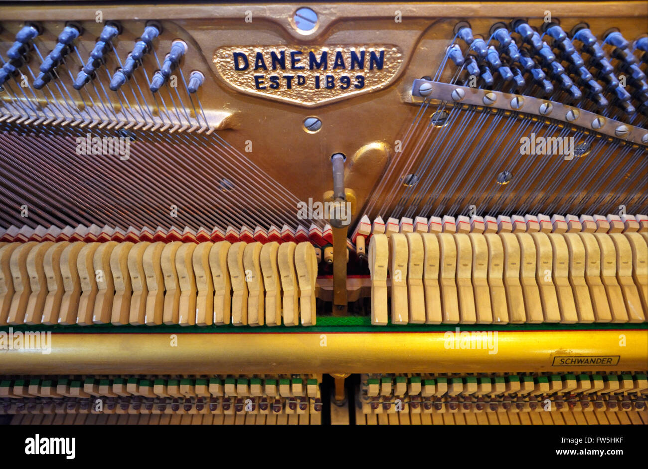 Meccanismo di pianoforte - logo, stringhe piroli, martelli, azione, smorzatori di Danemann overtrung pianoforte verticale c.1960-70, come usato nelle scuole Foto Stock
