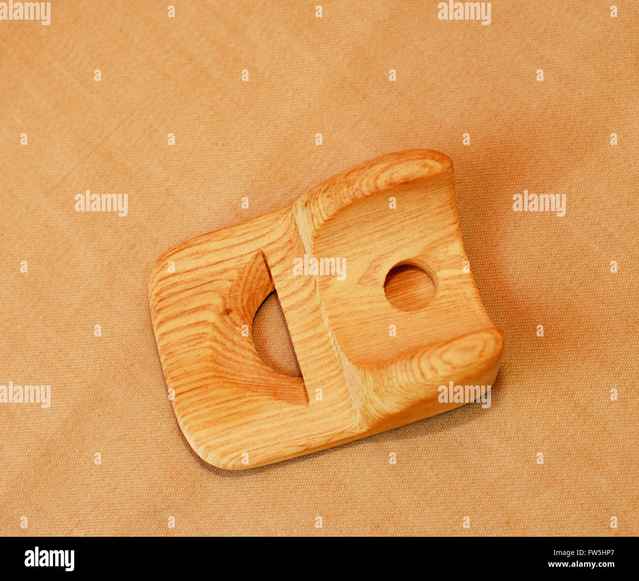 Samba naso fischio dal Brasile, imita la gamma di uccelli nella giungla, svolto mediante soffiaggio di aria dal naso nel foro superiore durante la manipolazione delle labbra, della lingua e palato molle mantenendo una bocca aperta,utilizzato in samba dance Foto Stock