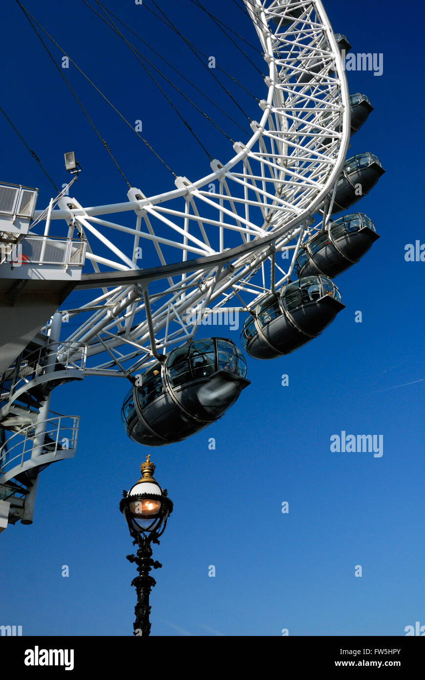 London Eye, millenium ruota, con il vecchio lampione, vicino al Royal Festival Hall, RFH, concert hall, lungo il Tamigi Embankment, South Bank, Southbank Foto Stock