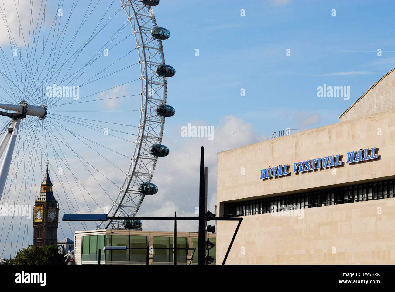 Royal Festival Hall, RFH, concert hall a Londra il south bank, visto con il London Eye e il Big Ben Foto Stock