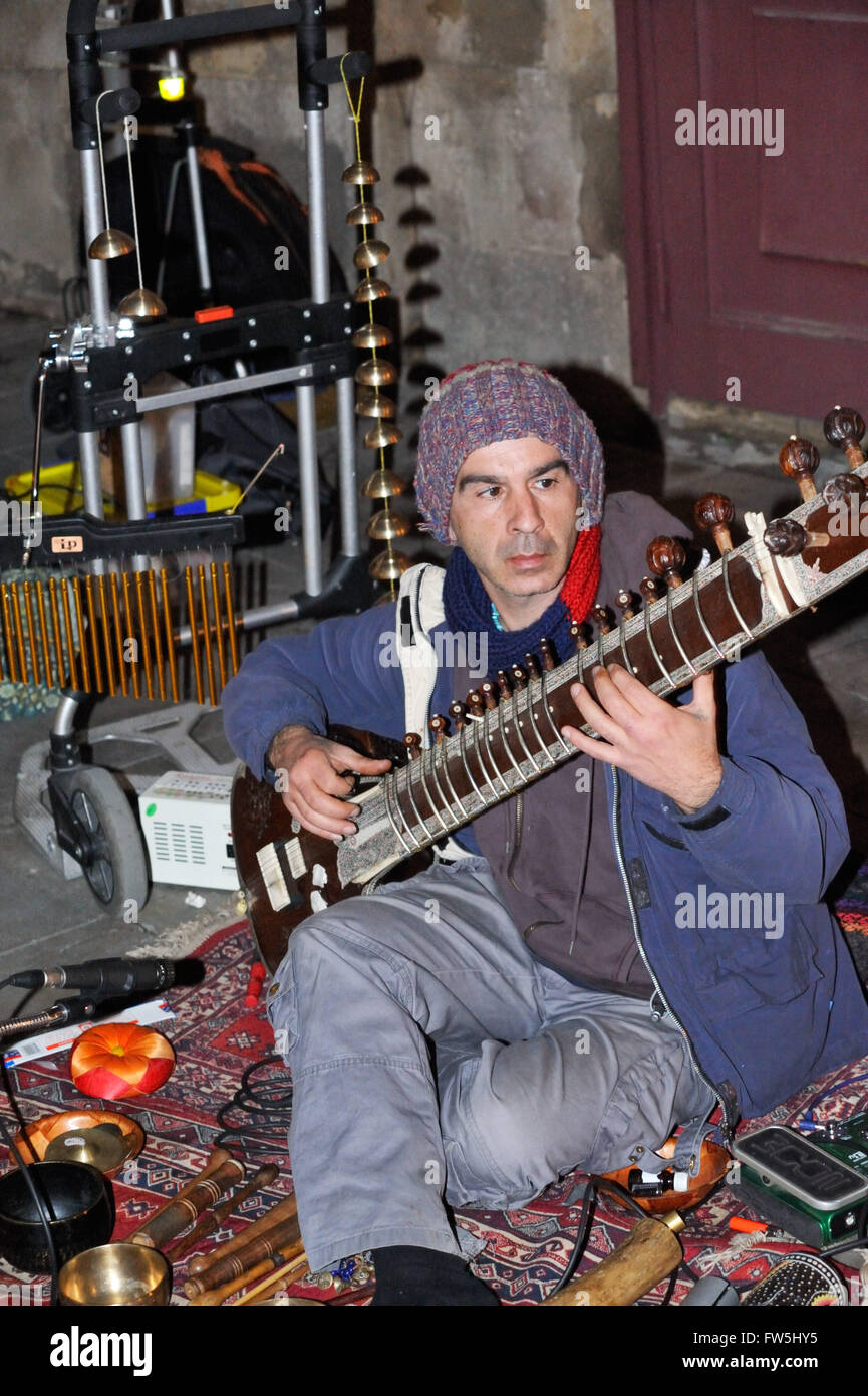 Busker in Spagna giocando Sitar Indiani, spennate a corda strumento Foto Stock