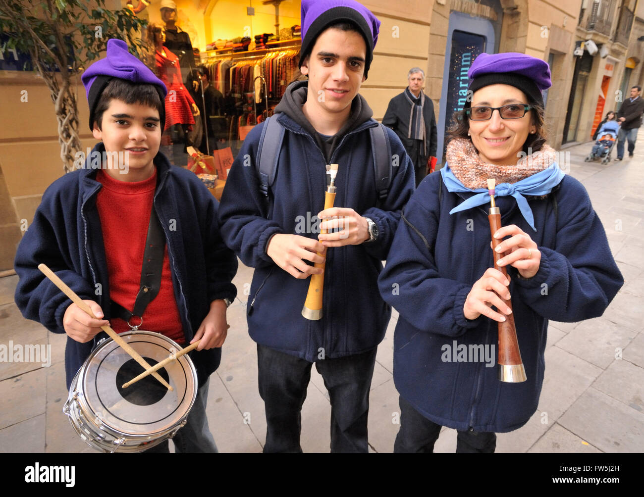 Musicisti di strada di Barcellona, giocando gra•le, una breve e semplice membro di oboe o ciaramella famiglia dalla Catalogna e nel Languedoc, con ampia, spessa a doppio pettine, il caramla; e ragazzo giocando tambor', un piccolo tamburo, utilizzato in sardana dancing Foto Stock