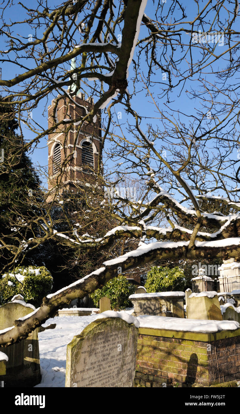 Cantiere della chiesa nella neve di Hampstead chiesa parrocchiale di San Giovanni, London, NW3, costruito 1747-59. I cancelli e le ringhiere provenivano da cannoni, il Duca di Chandos' home, dove Handel fu organista. John Constable, inglese pittore paesaggista, (1776-1837), qui è sepolto. Foto Stock