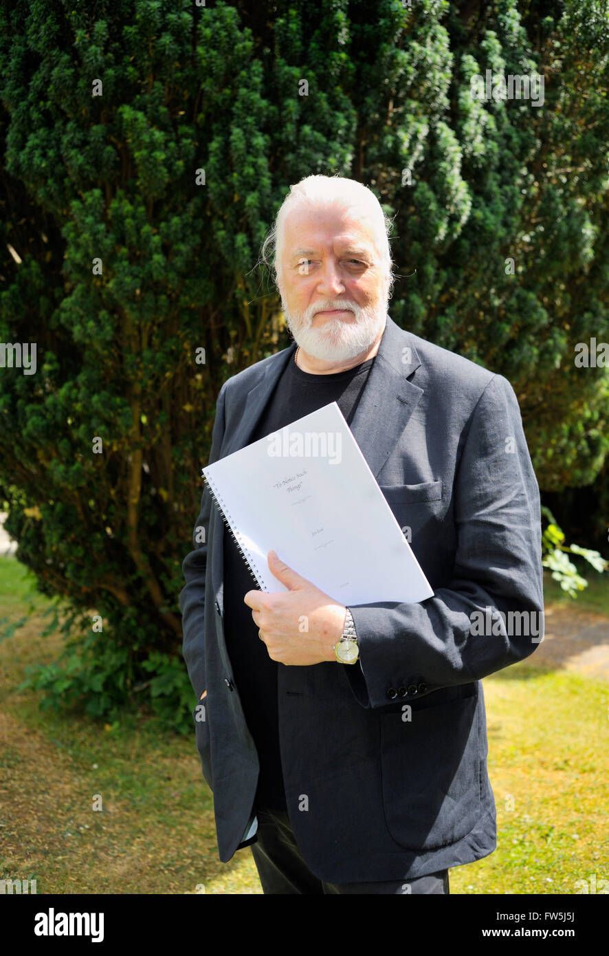 Jon signore, compositore, cantautore, tastiera player, organista, ripassando la premiere del suo concerto per flauto " al bando queste cose " a Sant'Andrea Chiesa, Nuthurst, East Sussex, luglio 2009, come parte del Festival Shipley con flautista Bruce Martin. Dedicato al fine di Sir John Mortimer. Jon Signore, nato nel 1941, era stato precedentemente l'organista per Deep Purple e per Whitesnake, ha aperto la strada a una fusione di rock e forme classiche e sviluppato un organo Hammond - Leslie blues-rock Suono. Foto Stock