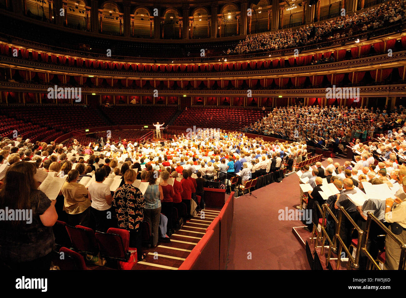 La veramente grande coro, per concerti da zero, ripassare con il conduttore John Rutter, compositore ed editore, suo Requiem nella Royal Albert Hall. Foto Stock