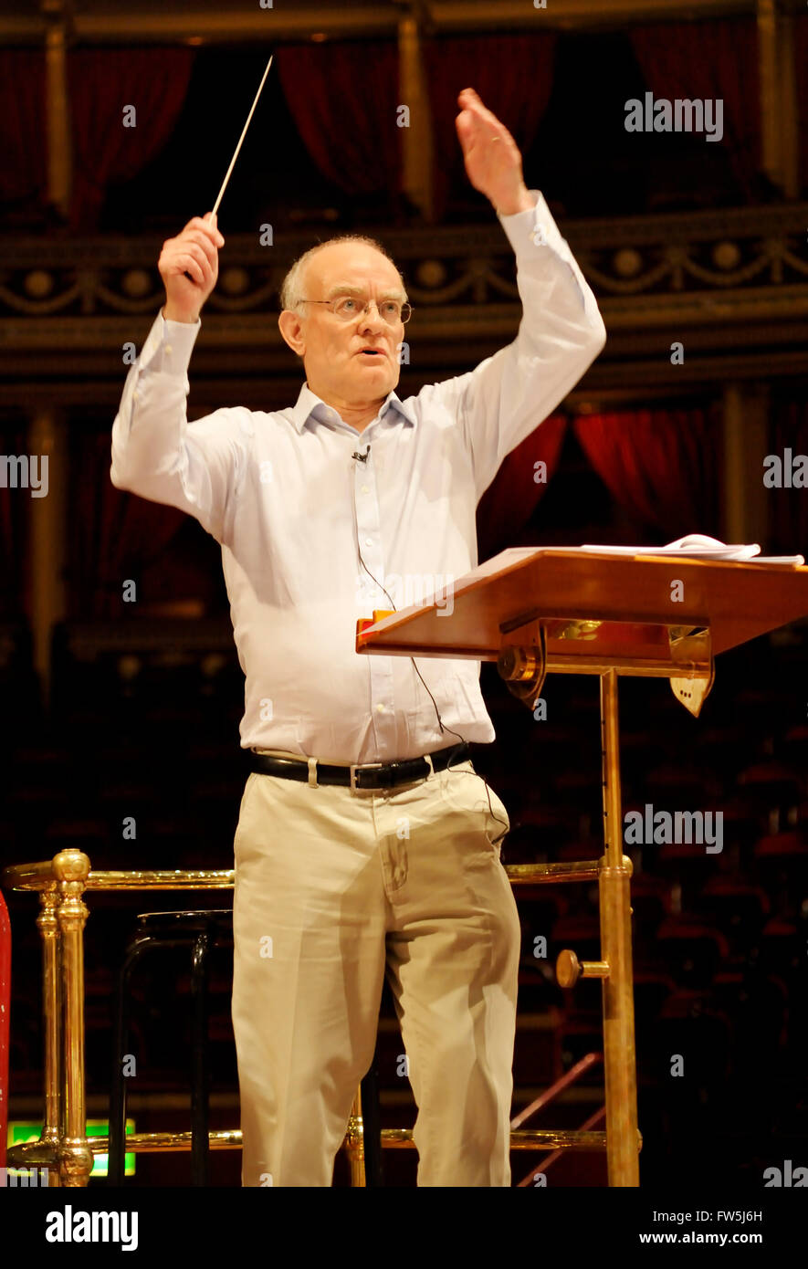 John Rutter, compositore ed editore, conducendo il suo Requiem nella Royal Albert Hall con la grande coro, per concerti da zero. Foto Stock