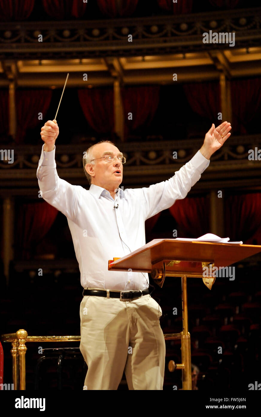John Rutter, compositore ed editore, conducendo il suo Requiem nella Royal Albert Hall con la grande coro, per concerti da zero. Foto Stock