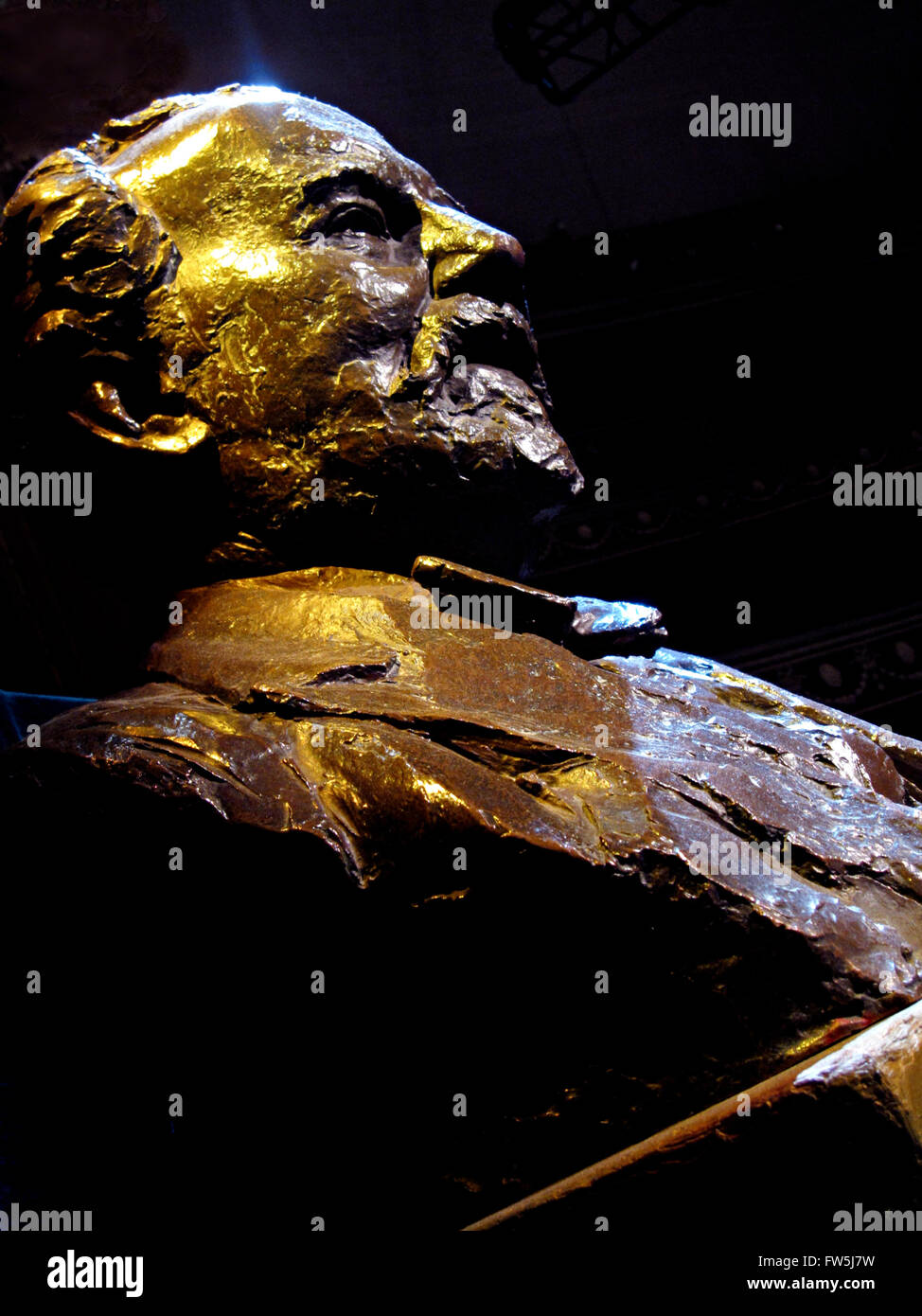 Il celebre busto di Sir Henry Wood, di Donald Gilbert, inaugurato nel 1938 da Sir Walford Davies come parte della celebrazione del legno di cinquanta anni come un conduttore. Henry Wood fondò la PROM serie nel 1895, conducendo la maggior parte dei primi concerti se stesso. Esso viene visualizzato ogni anno sotto l'organo durante la BBC Proms stagione estiva nel Royal Albert Hall, e passa il resto del suo tempo in una nicchia di Duke's Hall, Royal Academy of Music, dove il legno è stato anche professore. Foto Stock