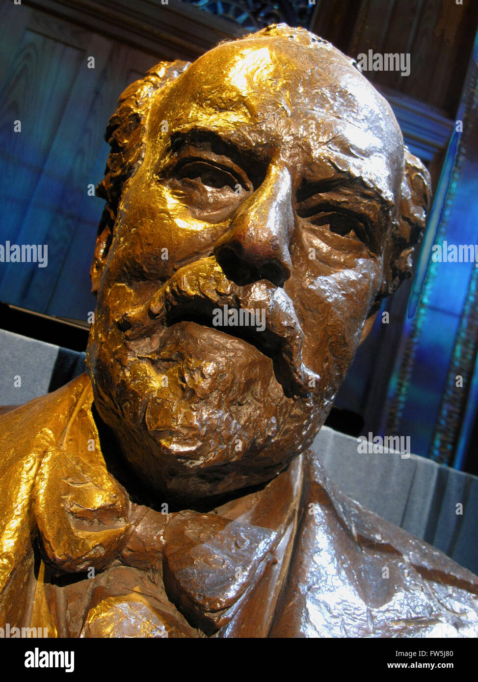 Il celebre busto di Sir Henry Wood, di Donald Gilbert, inaugurato nel 1938 da Sir Walford Davies come parte della celebrazione del legno di cinquanta anni come un conduttore. Henry Wood fondò la PROM serie nel 1895, conducendo la maggior parte dei primi concerti se stesso. Esso viene visualizzato ogni anno sotto l'organo durante la BBC Proms stagione estiva nel Royal Albert Hall, e passa il resto del suo tempo in una nicchia di Duke's Hall, Royal Academy of Music, dove il legno è stato anche professore. Foto Stock