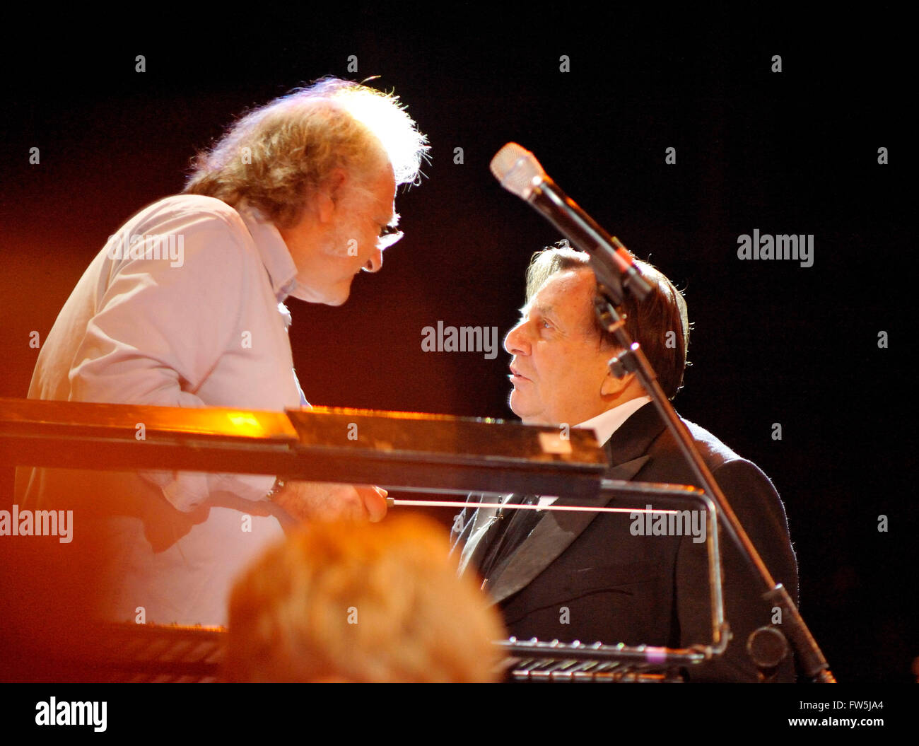 Barry Humphries, attore australiano / comico, con Carl Davis, conduttore, in prova presso la Royal Albert Hall con la RPCO, per l' ultima notte del POM' tour ('more di tourette'), giocando al suo alter ego Dame Edna Everage e Sir Les Paterson, rappresentante della cultura australiana. Punteggio ottenuto scritto e condotto dal conduttore americano e compositore Carl Davis, che ha eseguito per la prima volta la mostra 28 anni fa subito dopo la PROM di Inglese nella stagione 1981. Foto Stock