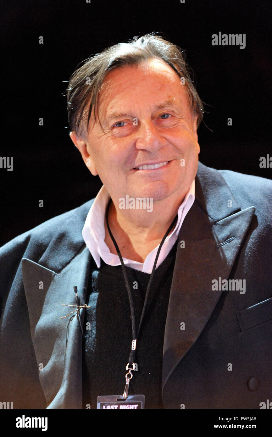 Barry Humphries, attore australiano / comico in prova presso la Royal Albert Hall con la RPCO, per l' ultima notte del POM' tour ('more di tourette'), a giocare al suo alter ego Dame Edna Everage e Sir Les Paterson, rappresentante della cultura australiana. Punteggio ottenuto scritto e condotto dal conduttore americano e compositore Carl Davis, che ha eseguito per la prima volta la mostra 28 anni fa subito dopo la PROM di Inglese nella stagione 1981. Foto Stock