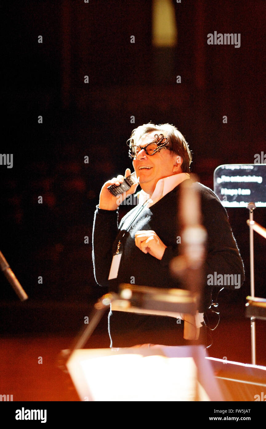 Barry Humphries, indossa il suo 'dame Edna Everage occhiali", "al telefono" a "Camilla' attore australiano / comico in prova presso la Royal Albert Hall con la RPCO, per l' ultima notte del POM' tour ('more di tourette'), giocando al suo alter ego Dame Edna Everage e Sir Les Paterson, rappresentante della cultura australiana. Punteggio ottenuto scritto e condotto dal conduttore americano e compositore Carl Davis, che ha eseguito per la prima volta la mostra 28 anni fa subito dopo la PROM di Inglese nella stagione 1981. Foto Stock