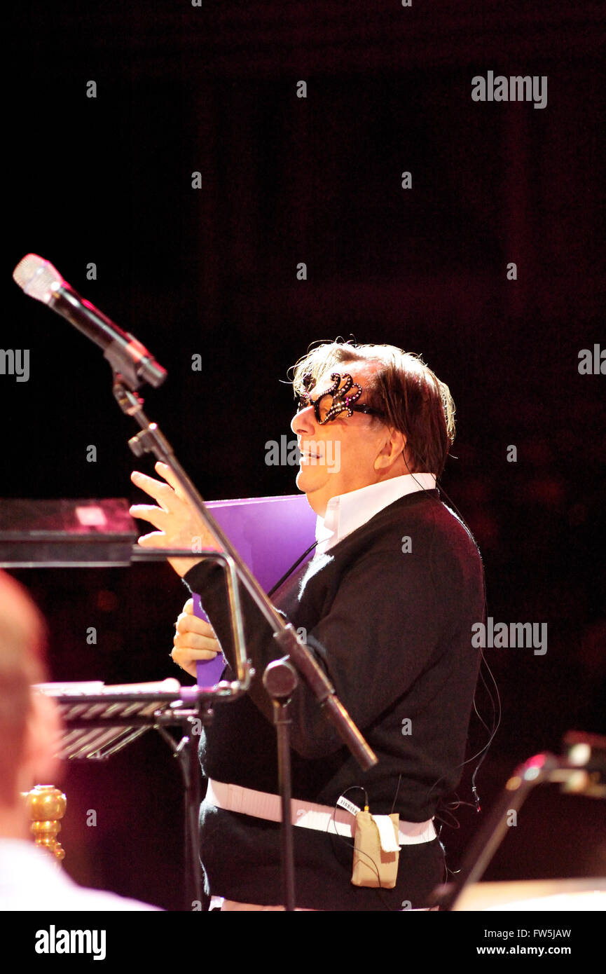 Barry Humphries, indossa il suo 'dame Edna Everage' occhiale, attore australiano / comico in prova presso la Royal Albert Hall con la RPCO, per l' ultima notte del POM' tour ('more di tourette'), giocando al suo alter ego Dame Edna Everage e Sir Les Paterson, rappresentante della cultura australiana. Punteggio ottenuto scritto e condotto dal conduttore americano e compositore Carl Davis, che ha eseguito per la prima volta la mostra 28 anni fa subito dopo la PROM di Inglese nella stagione 1981. Foto Stock
