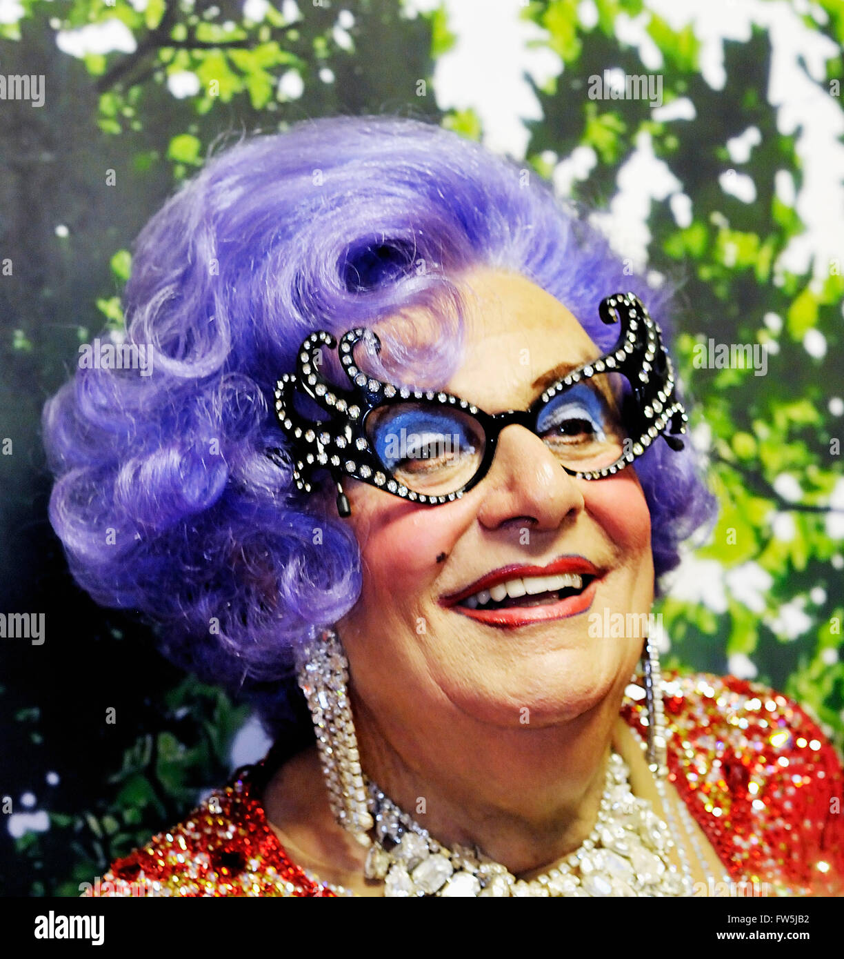 Barry Humphries, attore australiano / comico, come Dame Edna Everage, Australian super-star casalinga, dopo un concerto di "L'ultima notte del POM' tour, 2009. Foto Stock