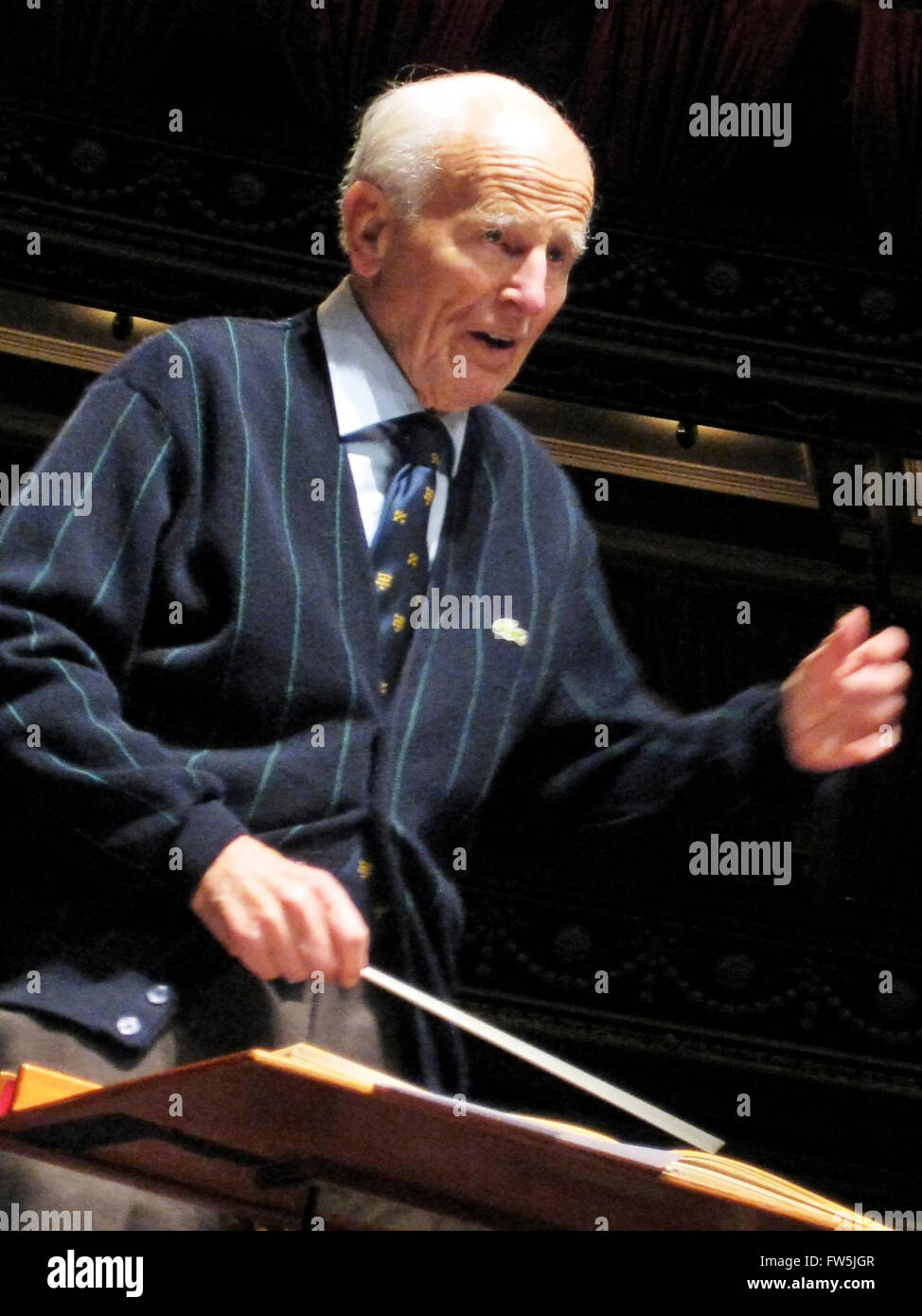 Sir David Willcocks, CBE., MC., conduzione di Handel il Messia con la grande coro e concerti da zero, il Royal Albert Hall, un mese prima del suo novantesimo compleanno. British conduttore corale, organista, compositore e. b. Il 30 dicembre 1919. in precedenza come organista Salisbury, Worcester e tre cori Festival. 1957 al 1974 ha ricoperto il posto per il quale egli è probabilmente il più noto, direttore di musica al King's College di Cambridge; anche direttore presso il Royal College of Music. Condotta di Benjamin Britten Guerra del Requiem in 1963. Foto Stock