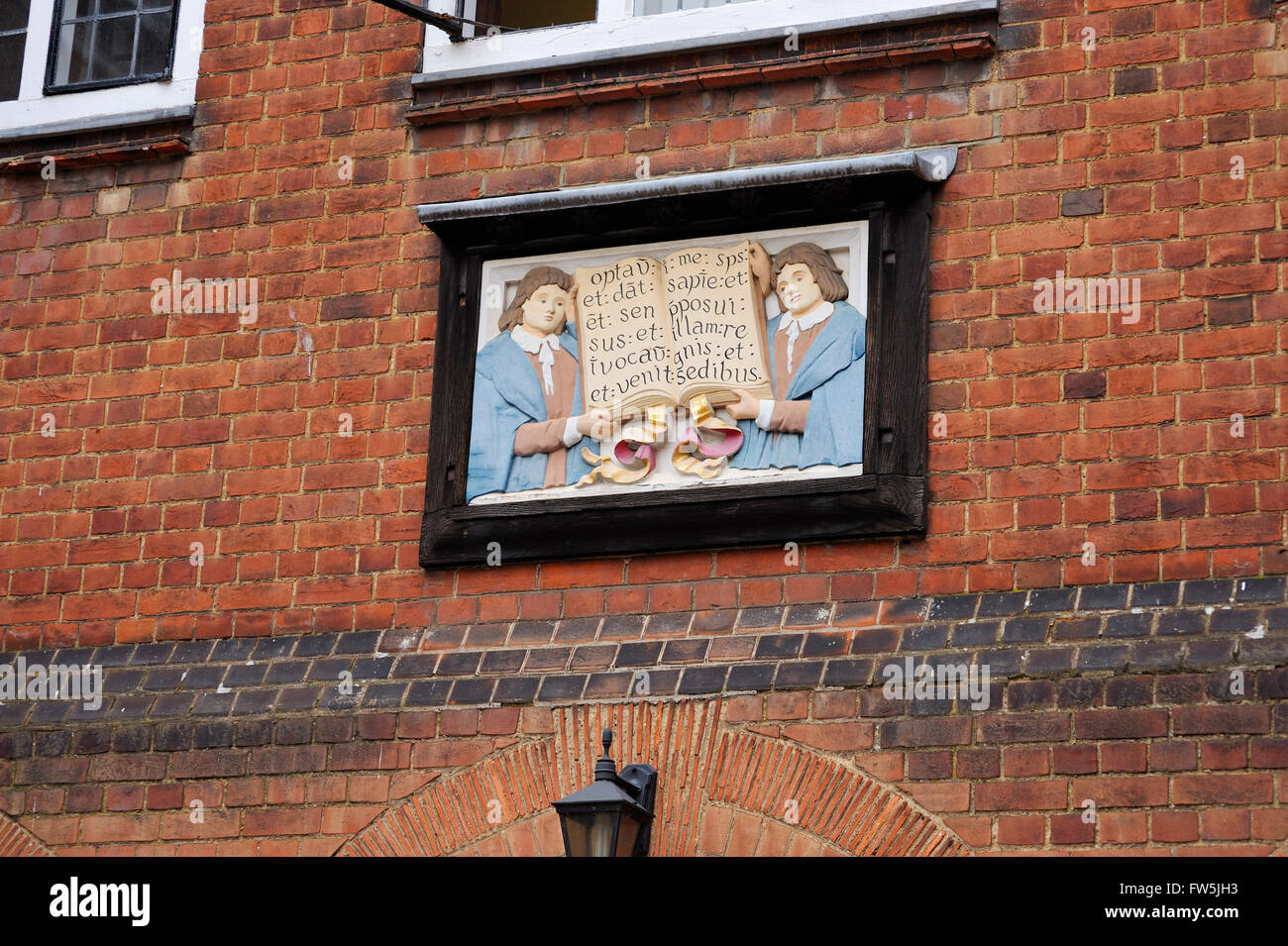 Placca latina sul muro a Eton College, Berkshire, invocazione a Dio di concedere saggezza e l apprendimento Foto Stock