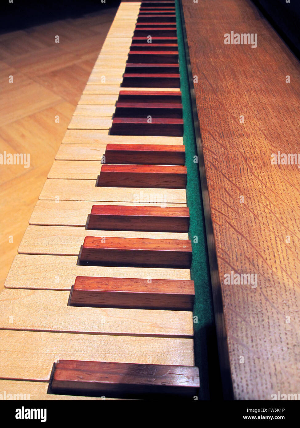 Close-up della tastiera di un organo della camera; nota i legni chiari, in contrasto con il nero e il bianco del pianoforte. Questo tipo di piattaforma di concerto organo viene utilizzato soprattutto per il continuo suonare in orchestre in stile barocco. Foto Stock