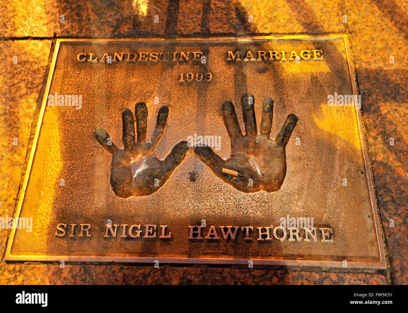 Sir Nigel Hawthorne placca - targa di bronzo di handprint impostato nella pavimentazione di Leicester Square: di Sir Nigel Hawthorne: Foto Stock