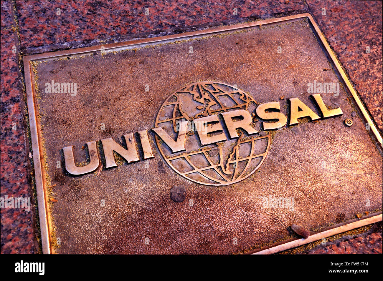 Universal Studios di targa di bronzo nella pavimentazione di Leicester Square: degli Universal Studios , la seconda più longeva Hollywood Foto Stock