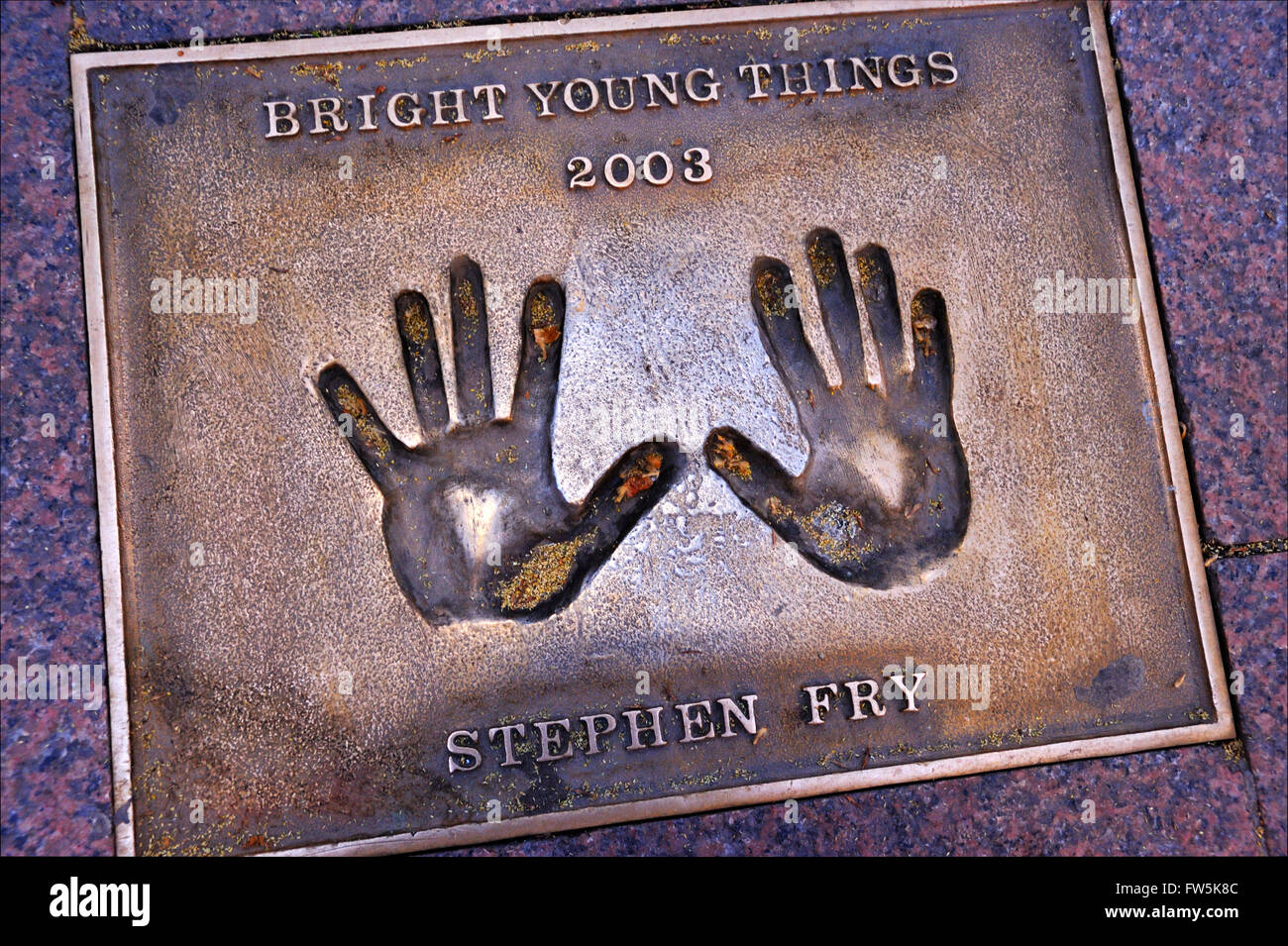 Stephen Fry targa di bronzo di handprint impostato nella pavimentazione di Leicester Square: di Stephen Fry, 'brillanti giovani cose", 2003. Foto Stock