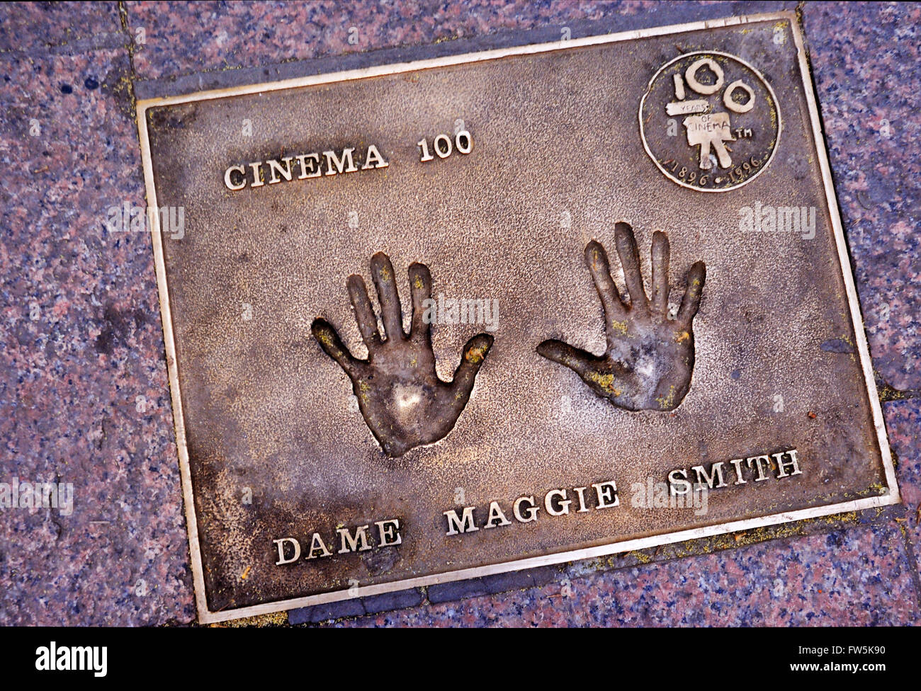 Dame Maggie Smith targa di bronzo di handprint impostato nella pavimentazione di Leicester Square: di Dame Maggie Smith. "100 anni di Foto Stock