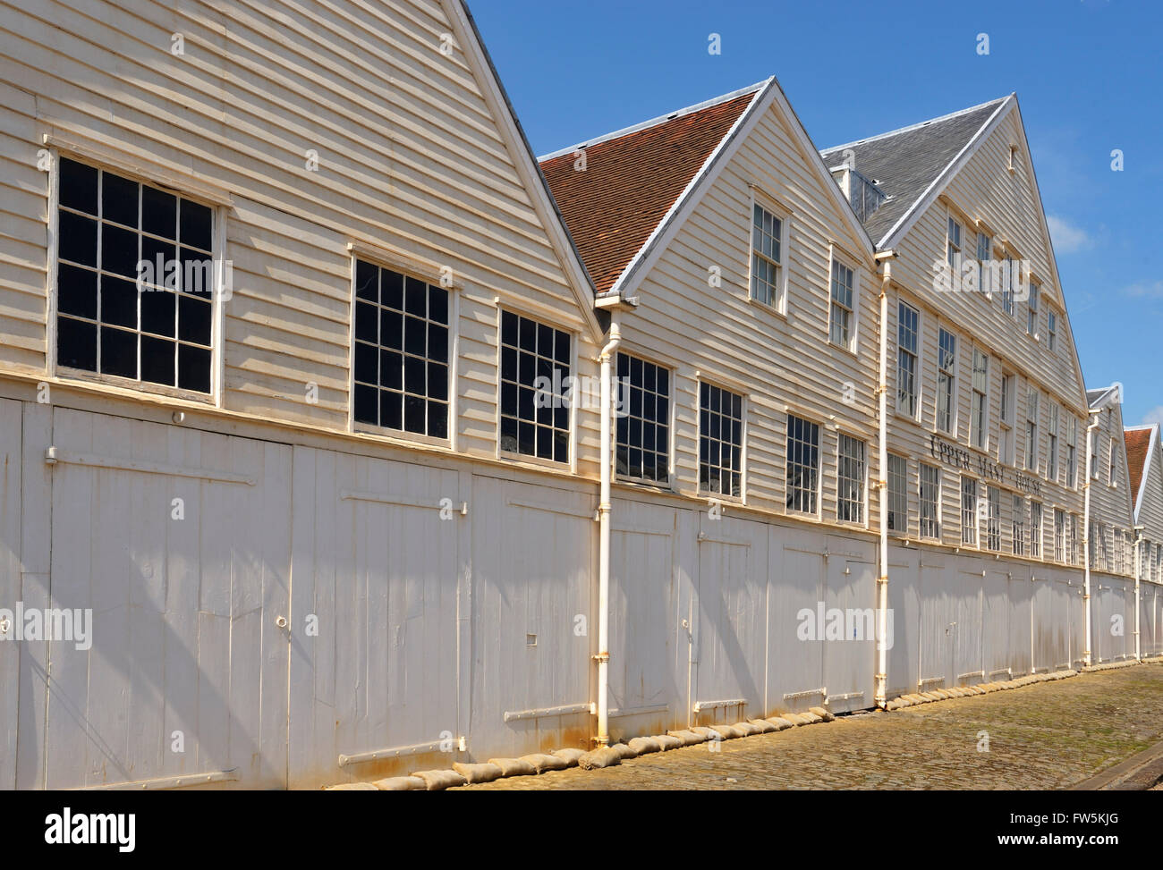 Chatham Historic Dockyard, Fiume Medway, Kent, vecchi edifici in legno del montante superiore House; dove il romanziere Charles Dickens trascorso Foto Stock