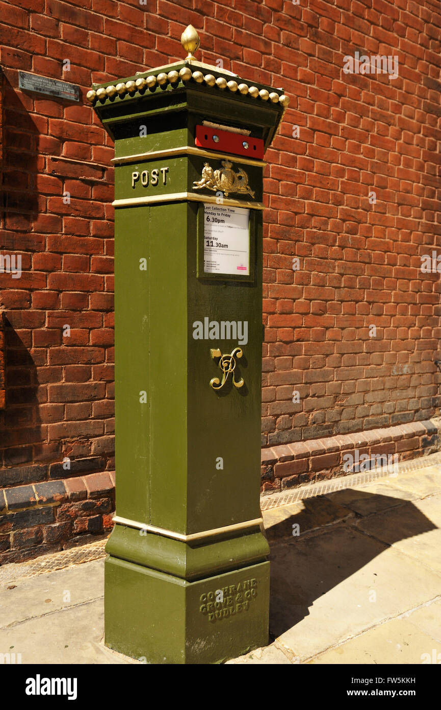 Pilastro vittoriano box, casella postale, in Rochester High Street, Kent, casa d'infanzia del romanziere Charles Dickens. Dickens impostare molti dei suoi romanzi intorno a Rochester: The Pickwick Papers, grandi aspettative, il mistero di Edwin Drood, parole di uso domestico. Foto Stock