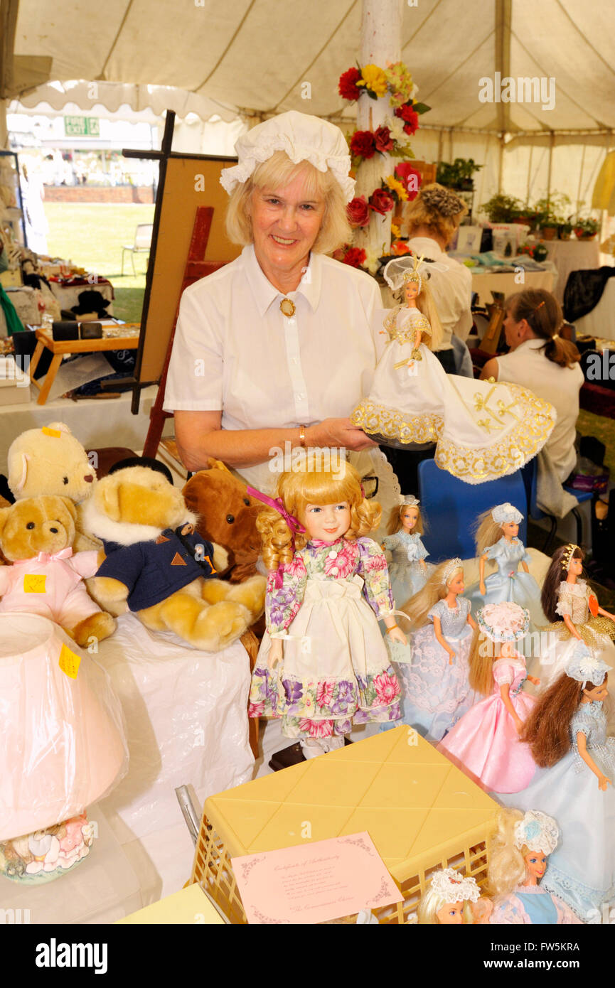 Signora in costume vittoriano in pizzo e cappello, vendita di bambole in costume in BROADSTAIRS KENT, durante l'estate Charles Dickens festival. Dickens, romanziere inglese, affittato parecchie case in Broadstairs nelle estati tra il 1837 e il 1852, la scrittura in particolare 'Bleak House' e 'David Copperfield'. Foto Stock