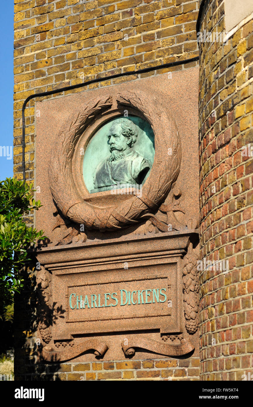 Busto in bronzo su una placca, del romanziere, Charles Dickens, sulla parete dello studio di Fort House, ora denominata dopo il romanzo Bleak House Foto Stock