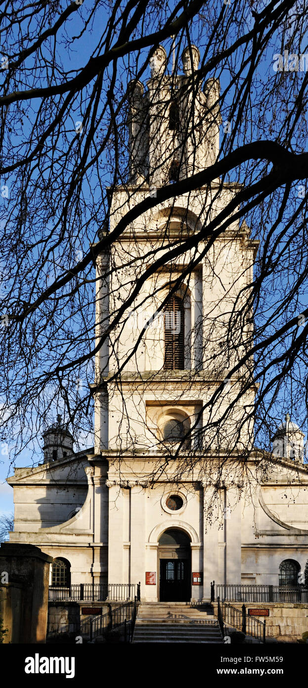 Porta occidentale di San Giorgio in Oriente, sul Cannon Street Road , uno dei sei Hawksmoor chiese a Londra, costruito dal 1714 al 1729, con i finanziamenti della Commissione per la costruzione di una cinquantina di nuove chiese. Quando la chiesa è stato colpito da una bomba durante il blitz gli interni originali è stata distrutta dal fuoco, ma le pareti e il caratteristico 'pepe-pot' torri alloggiato fino. Nel 1964 una chiesa moderna interno è stato costruito per i disegni di Arthur Bailey ,all'interno delle pareti esistenti per il congegration attivo e un nuovo appartamento costruito sotto ciascun angolo della torre. Romanziere inglese Charles Dickens conosceva questa zona ben. Come un bambino Foto Stock