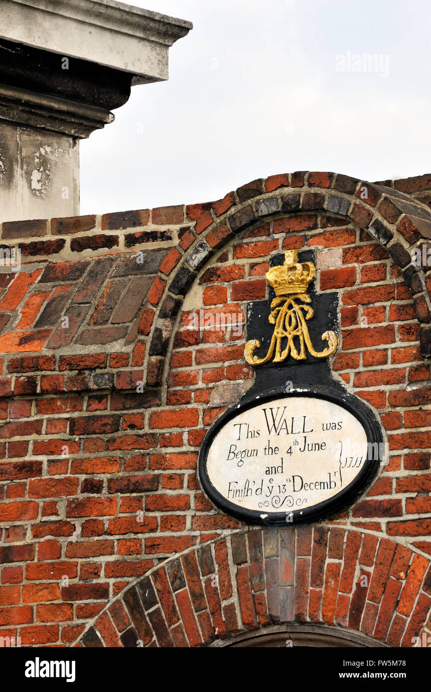 Stemma reale e sfera di oro, risalente al 1711, sui cancelli di Portsmouth Historic Dockyard, dove il padre di Charles Dickens, John Dickens, lavorato in 1812 in Naval Pay Office. Foto Stock