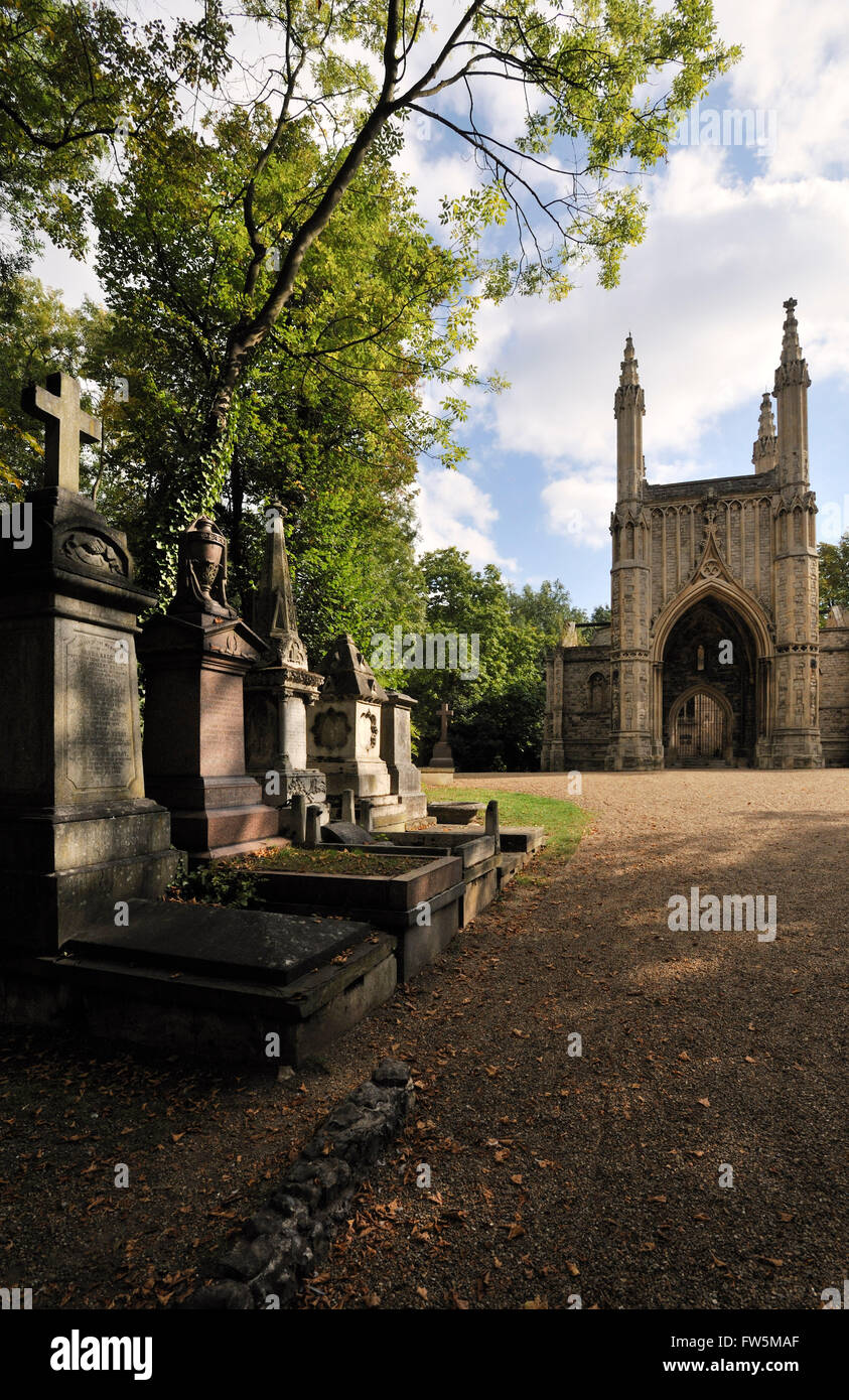 Il cimitero di Nunhead, Peckham, Londra. Cappella anglicana dall'architetto Thomas poco, 1844, allievo di Robert Abramo. Decorate in stile gotico con Kentish ragstone. danneggiati da incendi dolosi 1970s. Romanziere inglese Charles Dickens vissuta con Ellen (Nelly Ternan), l'amore dei suoi ultimi anni, quasi di fronte in Linden Grove. Per fama che ha un figlio morto di età compresa tra i 4 anni e la cui tomba non è mai stata trovata. Potrebbe essere stato in Nunhead, se non a Parigi o altrove. Foto Stock