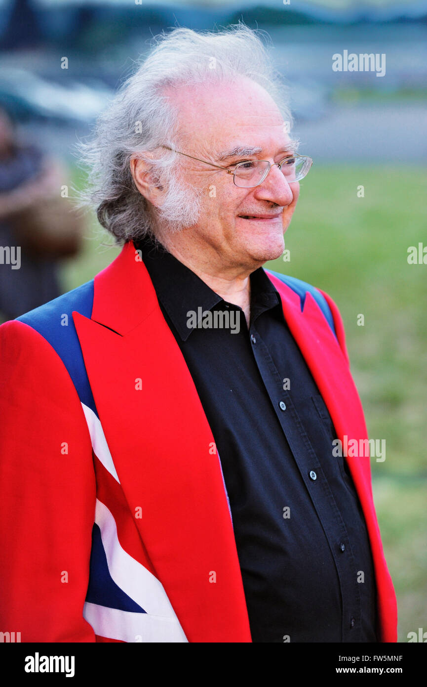 Carl Davis in Unione Jack tonaca cappotto conducter un concerto all'aperto con la Philharmonia a Dunsfold aerodromo. Carl Davis Foto Stock