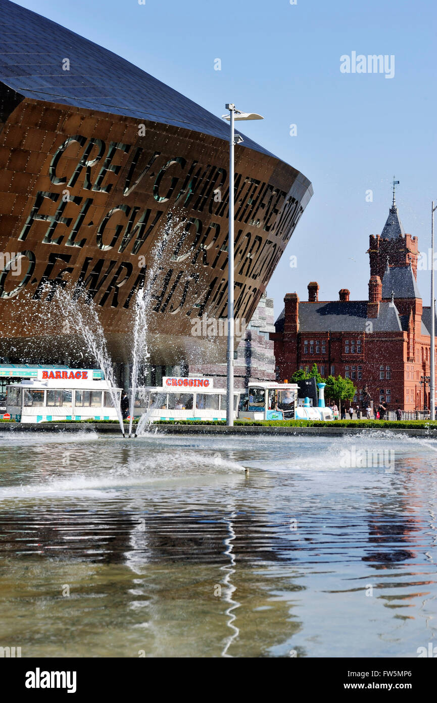 Cardiff Millennium Centre, esterno, con fontane. L'auditorium di opera e sala concerti, la nuova casa della Welsh National Opera e della BBC Orchestra nazionale del Galles (BBC ORA). Il brief per gli architetti, Percy Thomas Partnership (ora Capita Percy Thomas, era che essa doveva essere "inconfondibilmente gallese e in sospeso a livello internazionale". Aperto nov. 2004. In 1996, Arup è stato aggiudicato il contratto per i fondi strutturali e di servizi di ingegneria. Arup acustica è stato aggiudicato il contratto per la fornitura di soluzioni. Nel dicembre 2001 il contratto di costruzione è stato assegnato a Sir Robert McAlpine Ltd., con adv Foto Stock