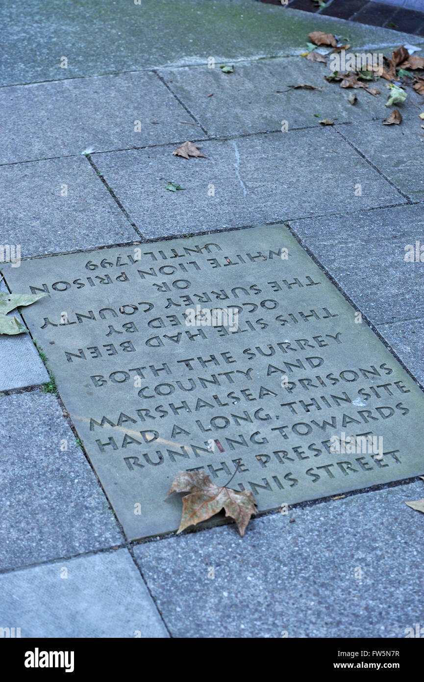 Pavimentazione in pietra all'interno della placca i cancelli del sito della prigione di Marshalsea; a Borough High Street, Southwark, dalla chiesa di San Giorgio. John Dickens, padre del romanziere inglese Charles Dickens, qui venne imprigionato per debito nel 1824 per pochi anni formativi nel suo figlio della gioventù; Charles vissuto nelle vicinanze in Lant San, mentre si lavora a Warren oscuramento della fabbrica e questo miserabile tempo è stato descritto nel suo vicino- romanzo autobiografico, David Copperfield. La prigione risale al medioevo e fu chiusa nel 1842. Amy Dorrit il padre, William, è stato anche in carcere a Marshalsea, e la chiesa di San Giorgio wh Foto Stock