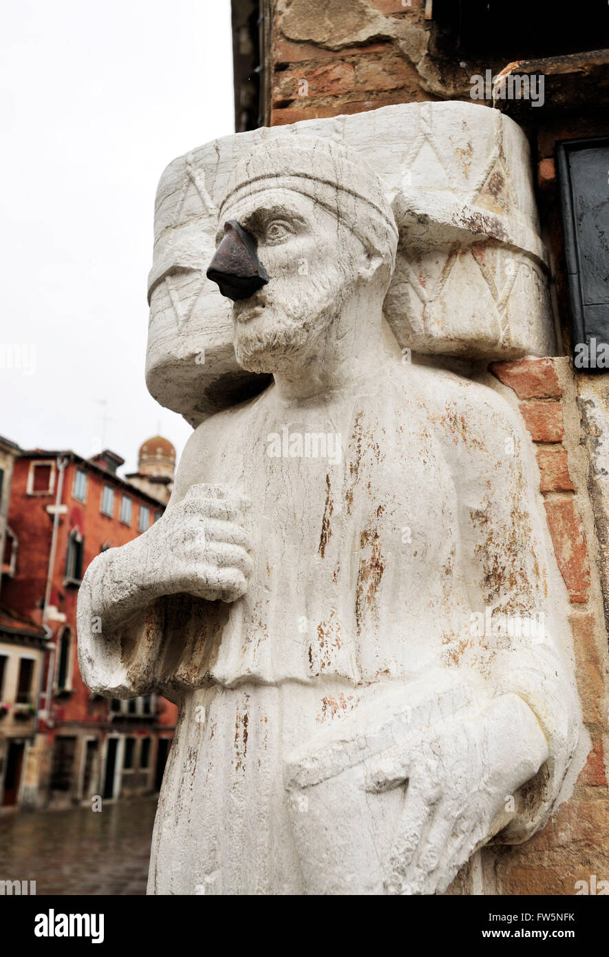 Stone moor figura, Fondamete dei Mori, quartiere di Canareggio; vicino alla casa del Tintoretto, pittore veneziano. Sior Antonio Rioba - ( Identificabile con un metallo naso - questo è stato aggiunto nel XIX secolo). Rioba è stata la messa a fuoco per divertimento dannoso e satira. Xii secolo commerciante di seta. Foto Stock