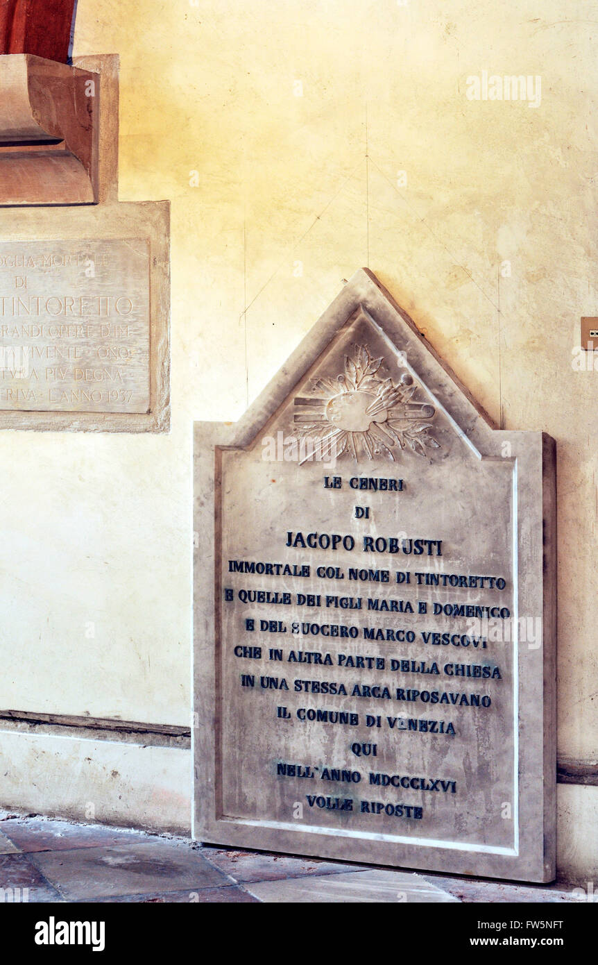 Tintoretto tomba, nella chiesa della Madonna dell'Orto, Venezia, nel sestiere di Cannaregio. Tintoretto, 1518 - 1594, vero nome Jacopo Comin, nella sua gioventù noto anche come Jacopo Robusti, pittore italiano ed un notevole esponente del Rinascimento veneziano scuola. Per la sua energia fenomenale nella pittura egli fu chiamato il Furioso. Il suo lavoro è in stile manierista, pur mantenendo il colore e la luce tipica della Scuola Veneziana. Foto Stock