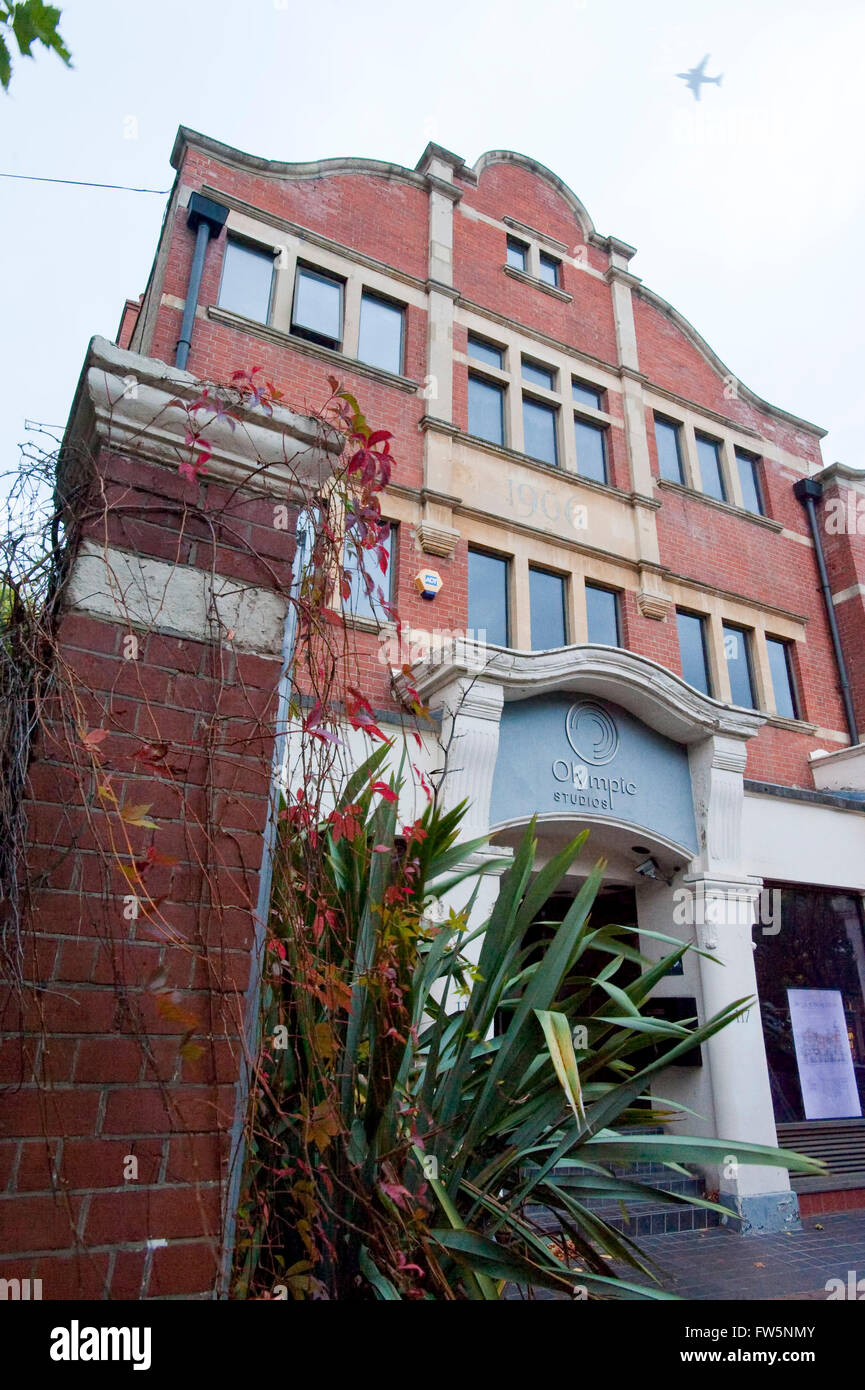 Olympic Studios, Barnes; 117 Church Rd, Barnes, SW Londra sotto la traiettoria di volo in aeroporto di Heathrow. Ora che sta per diventare un cinema e studion complesso: Olympic Cinema. Costruito 1906 come Byfield Hall. Un famoso studio di registrazione, utilizzato dall'Nationsl Philharmonic Orchestra; Olympic Recording Studios ha visto band come i Rolling Stones (chi ha registrato sei album consecutivi vi), Led Zeppelin e Jimi Hendrix spianando la strada per le centinaia di bande che hanno dato registrato nell'edificio, da Madonna a oasi, con U2 diventando l'ultima band per registrare Vi, nel 2008. Foto Stock