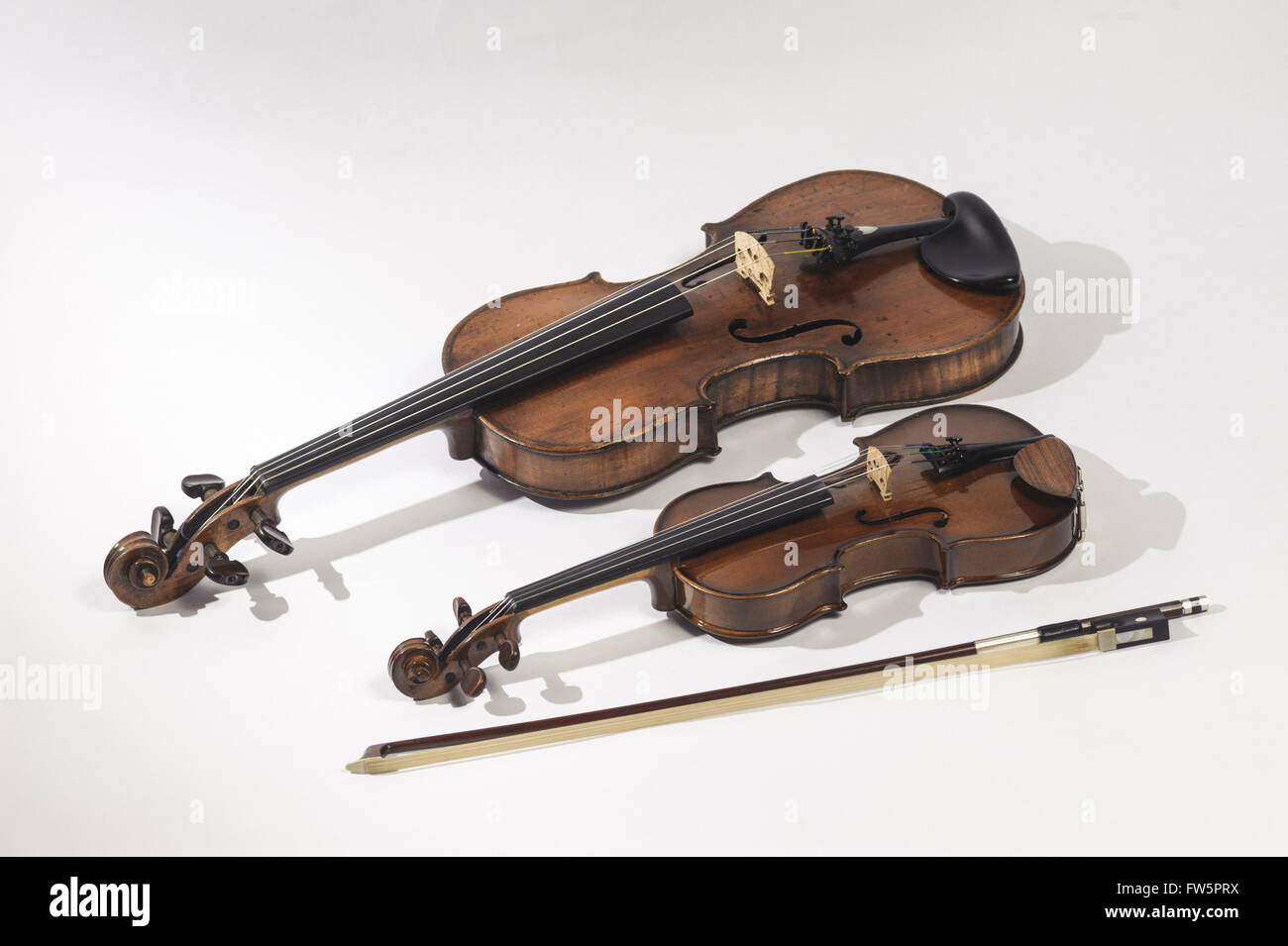 Violini, quarto di dimensioni massime e Dimensioni massime con 1/4- dimensionato prua. Il tedesco violino, fine del XIX secolo il violino. Moderna ceca studente Foto Stock