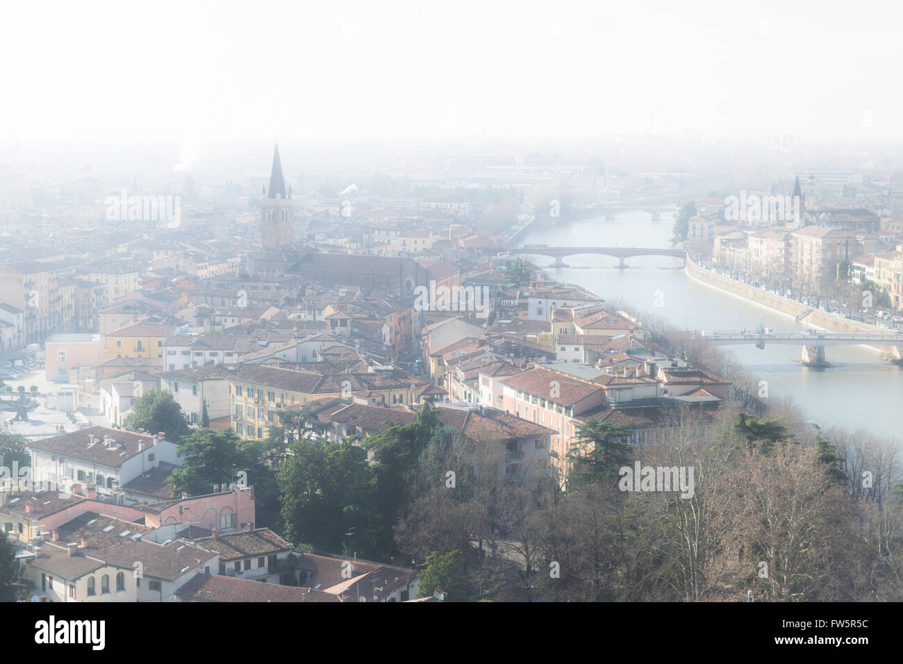 Panorama di Verona (Italia) nella nebbia. La città di Romeo e Giulietta in un nebbioso giorno d'inverno. Foto Stock