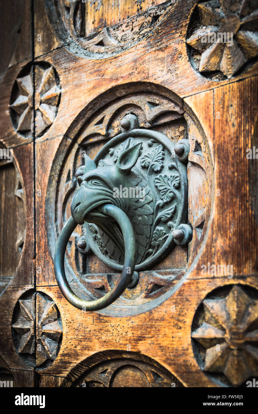 Porta di antiquariato respingente conformata come monster alla testa. Foto Stock