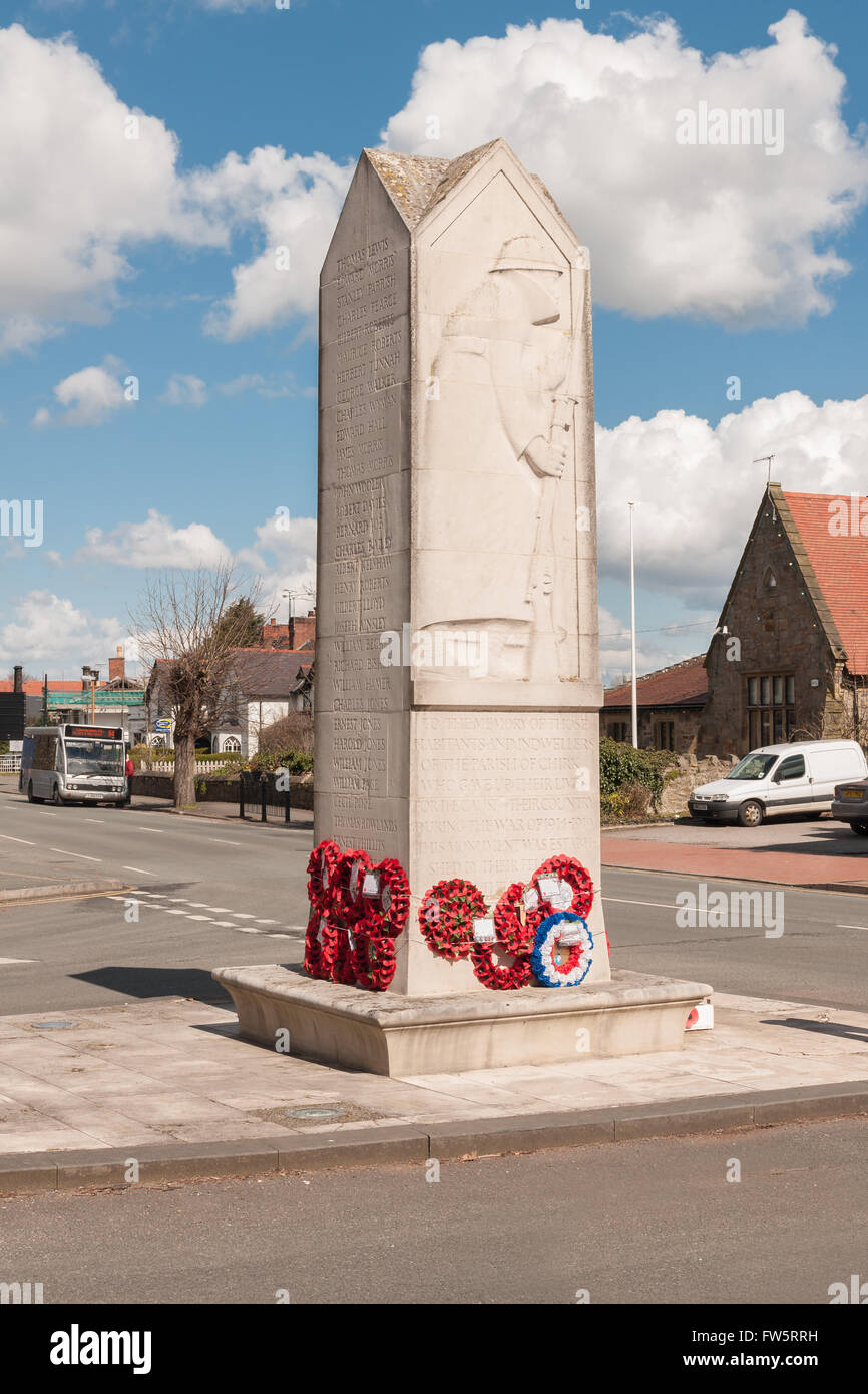 Il Chirk cenotafio creato dallo scultore Eric Arthur Rowton Gill ed è stato inaugurato il 17 ottobre 1920. Foto Stock