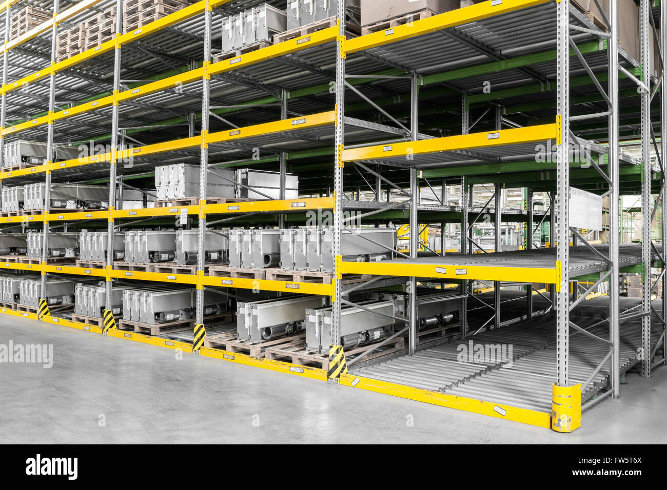 La gravità di scaffalature per pallet in un moderno stabilimento Foto Stock