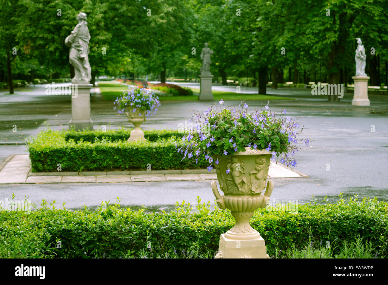Verde d'estate il parco nella città di Varsavia con focus sul vaso di fiori Foto Stock