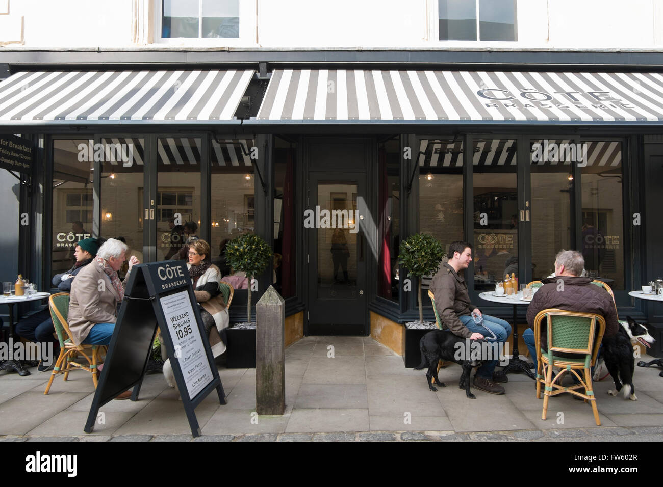 Cote, un moderno e tutto il giorno la brasserie francese in Black Jack Street, Cirencester, Gloucestershire, Regno Unito Foto Stock