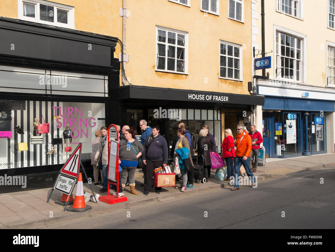 Temporanea fermata del bus esterno House of Fraser department store in luogo di mercato, Cirencester, Gloucestershire, Regno Unito Foto Stock