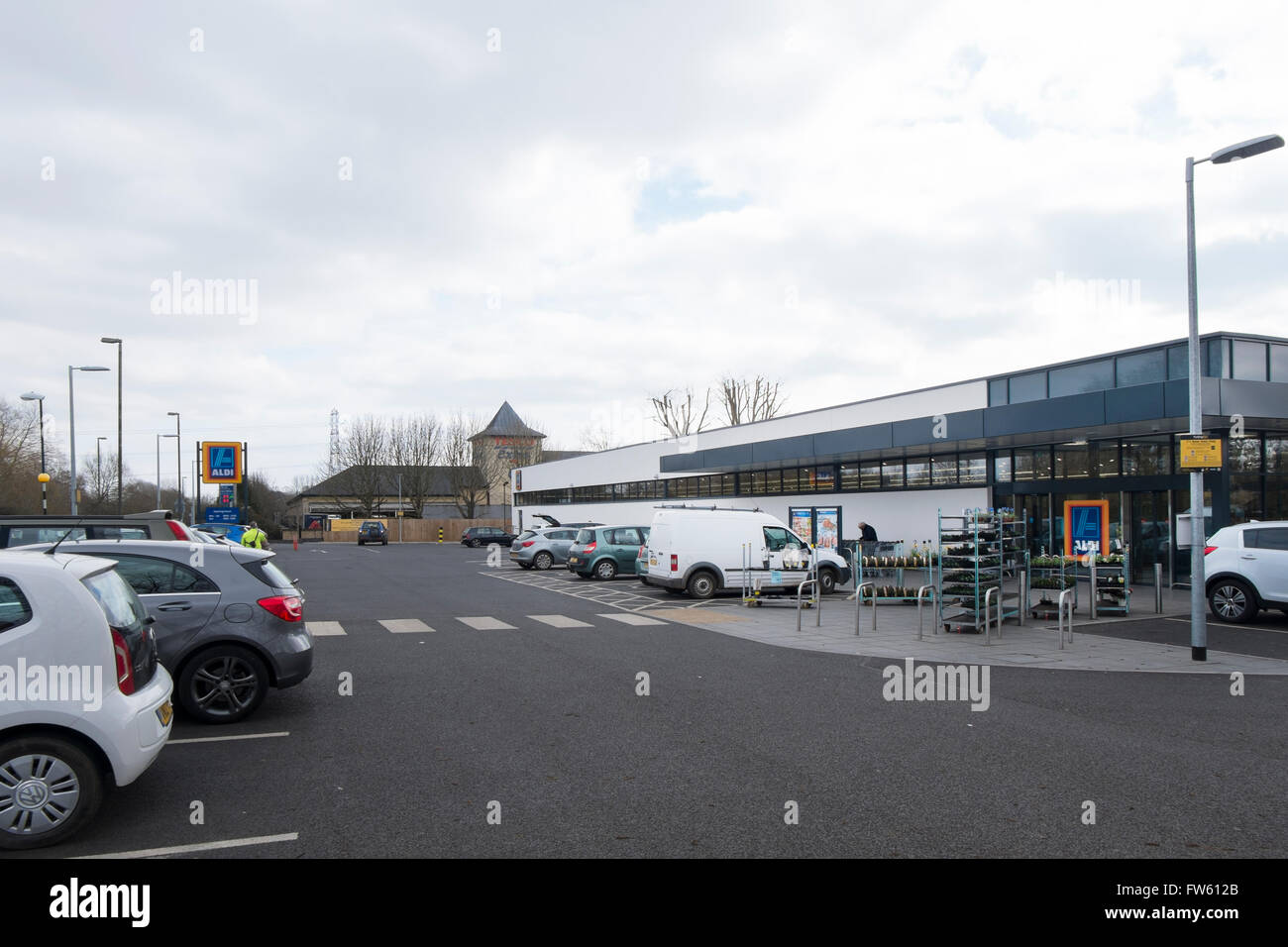 Aldi e tesco negozi adiacenti a Cirencester, Gloucestershire, Regno Unito Foto Stock